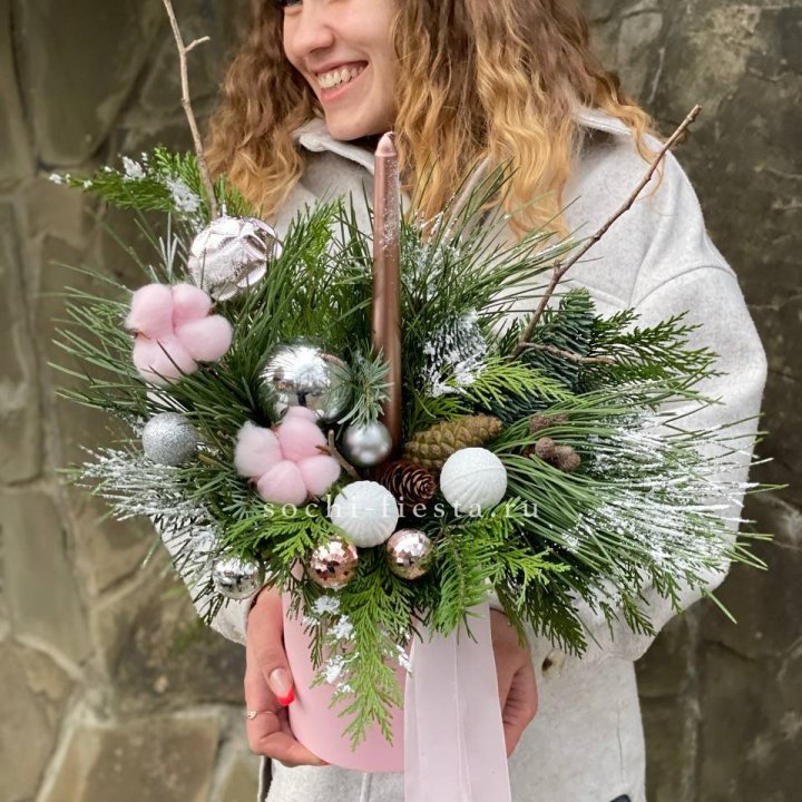 Новогодняя композиция в коробке пинк в Вологде