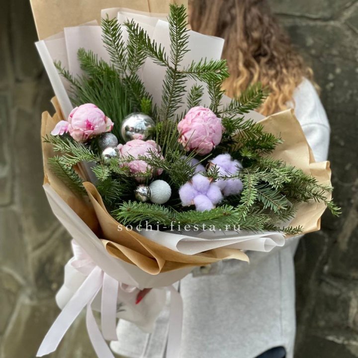 Новогодний букет с пионами  в Вологде