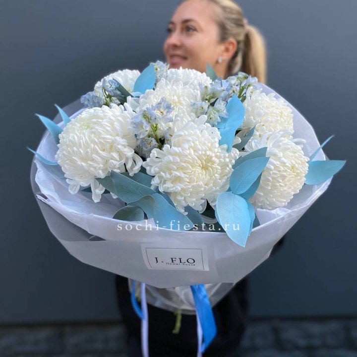 Букет хризантем Бигуди и дельфиниума  в Вологде