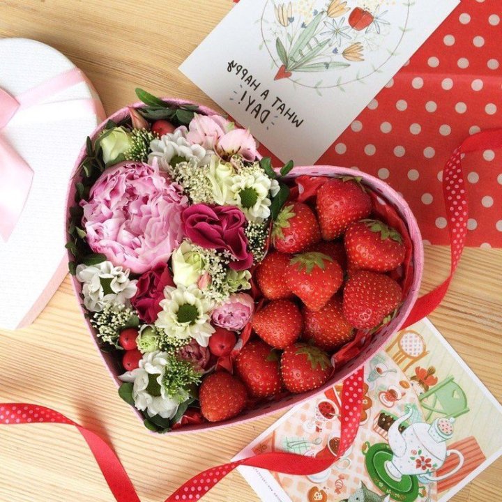 Бокс с клубникой и цветами в Вологде