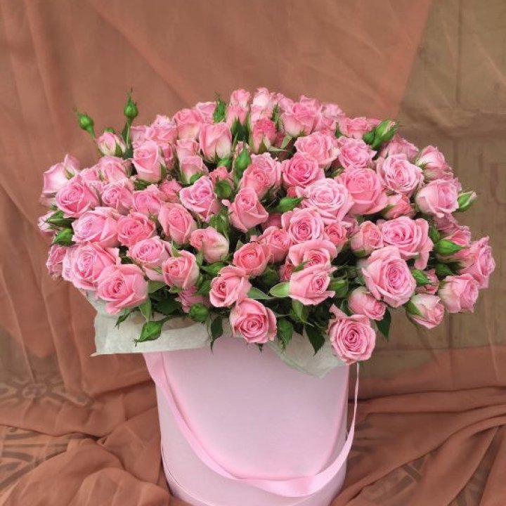 Кустовые розы в коробке в Вологде