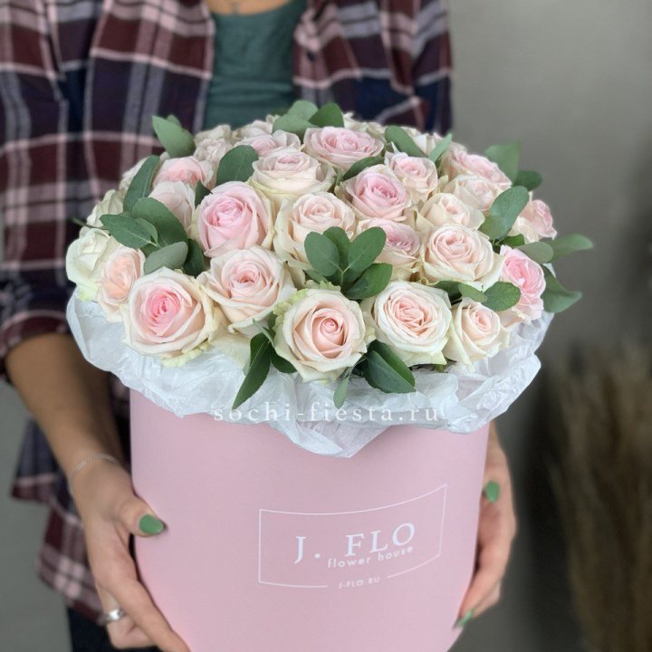 35 розовых роз в цилиндре в Вологде