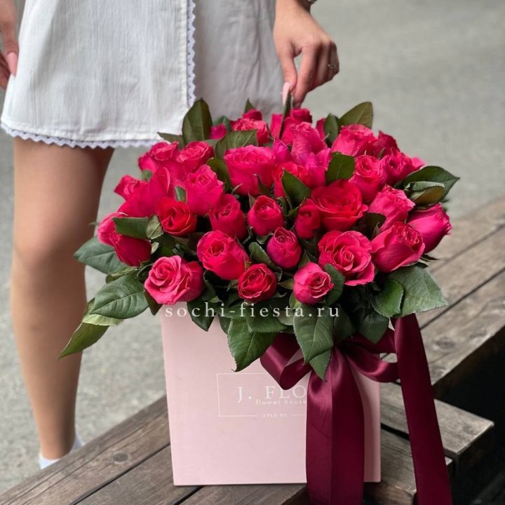 55 алых роз в кубе в Вологде