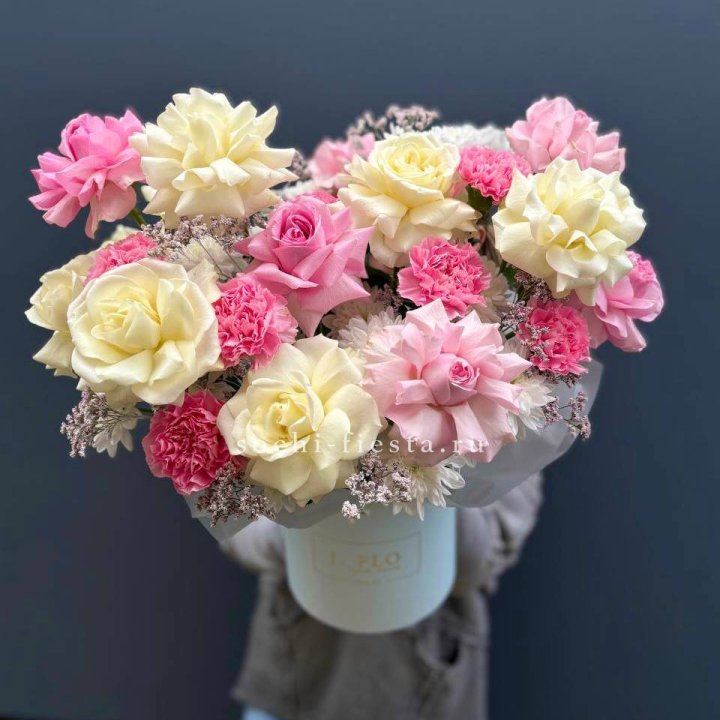 Коробка французских роз и диантусов "Бони" в Вологде