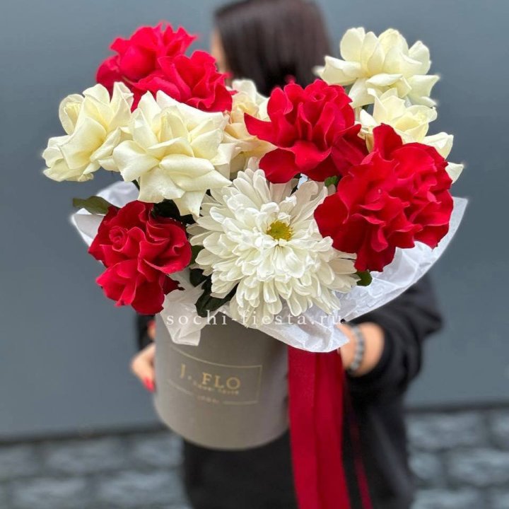 Французские розы с хризантемой в боксе в Вологде