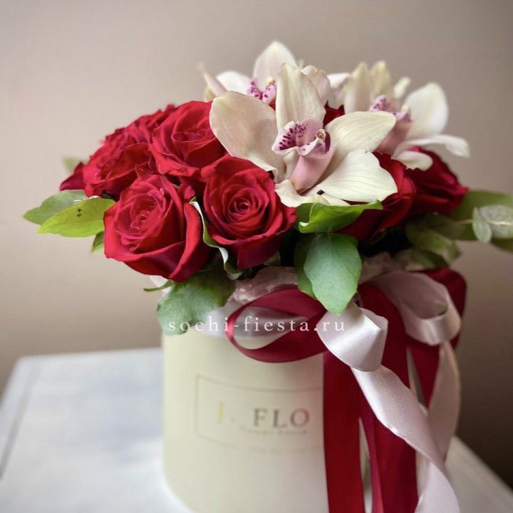 Розы и орхидеи в боксе в Вологде