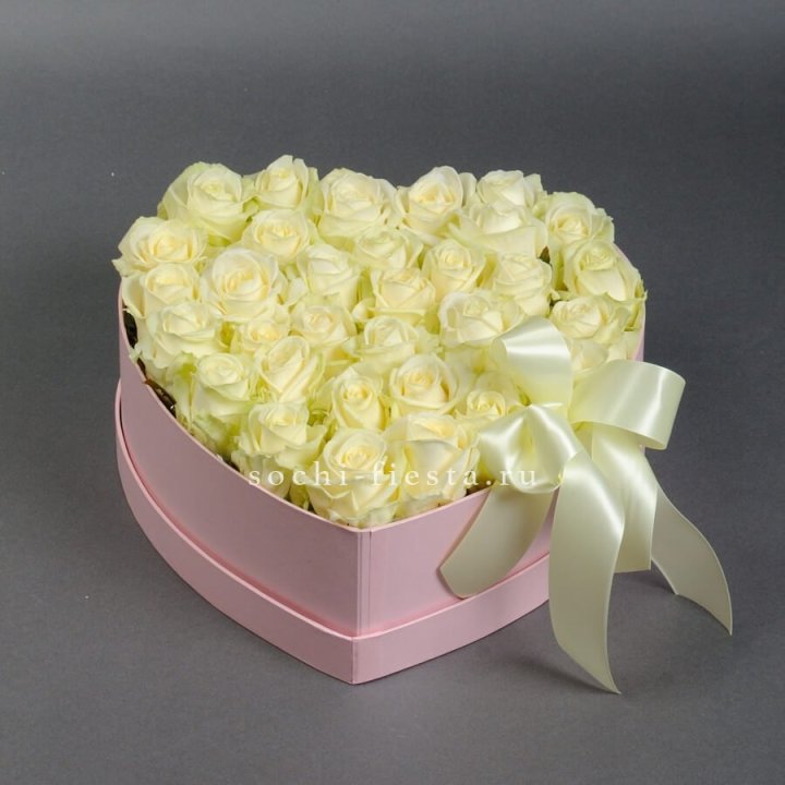 35 белых роз в коробке "Сердце" в Вологде