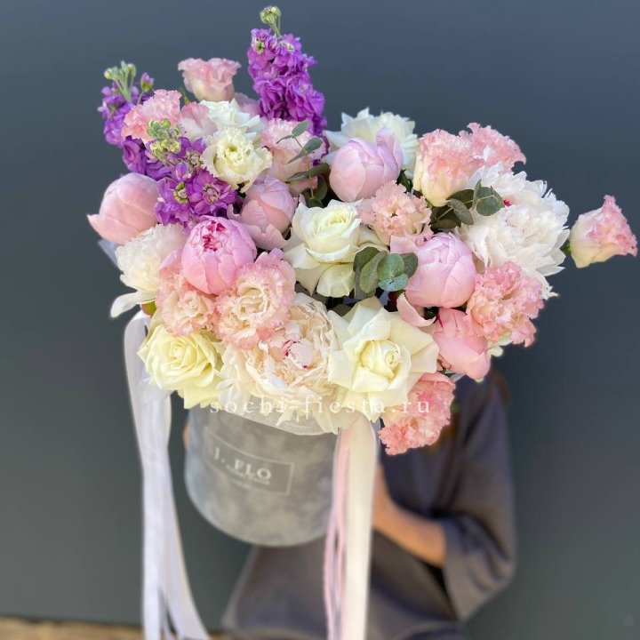 Дизайнерский цилиндр с пионами "Ривьера" в Вологде