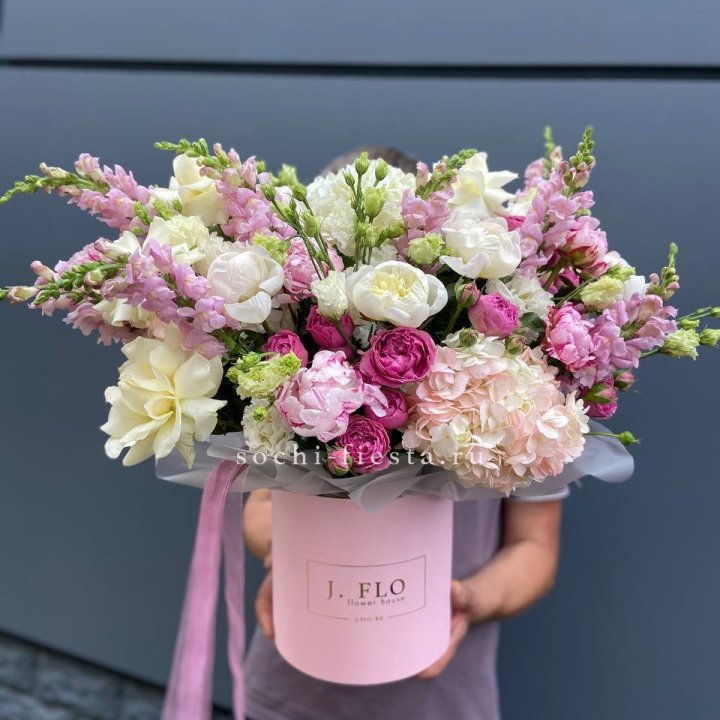 Дизайнерский цилиндр с пионами "Саманта" в Вологде