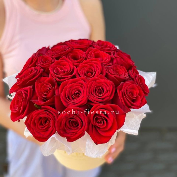 Красные розы в цилиндре в Вологде