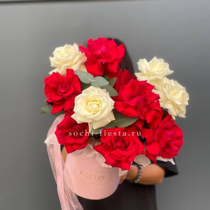 13 Французских роз в боксе в Вологде