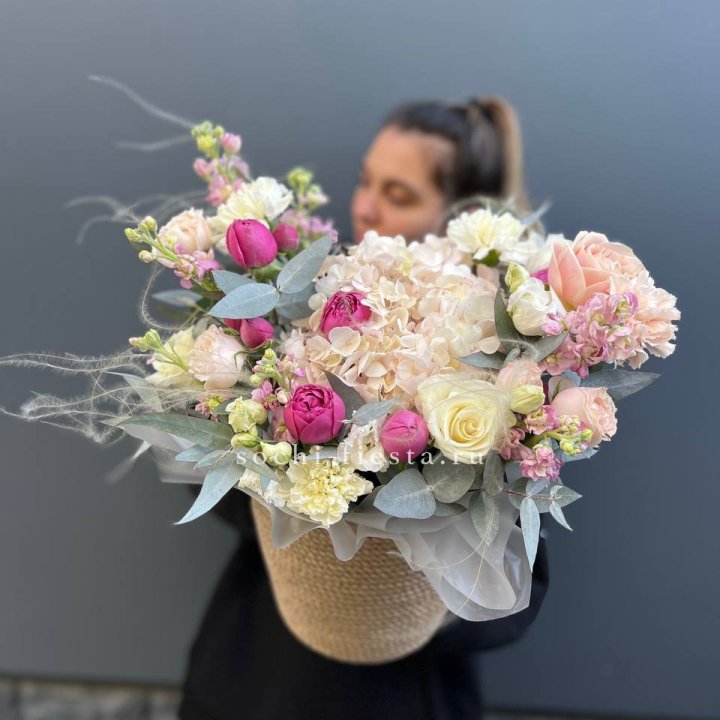 Цветочная композиция в джутовом боксе  в Вологде