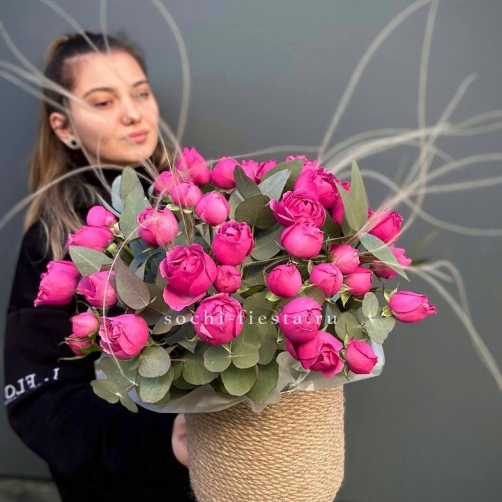 Пионовидные розы Мисти Бабблс в джутовом кашпо в Вологде