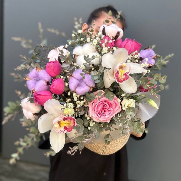 Орхидея и розы в джутовом кашпо в Вологде