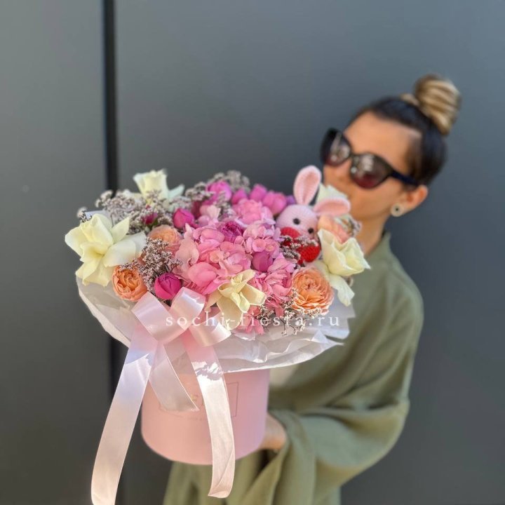 Дизайнерский цилиндр с игрушкой "Лола" в Вологде