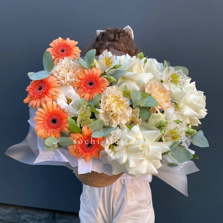 Розы и герберы в джутовом кашпо "Георгино" в Вологде