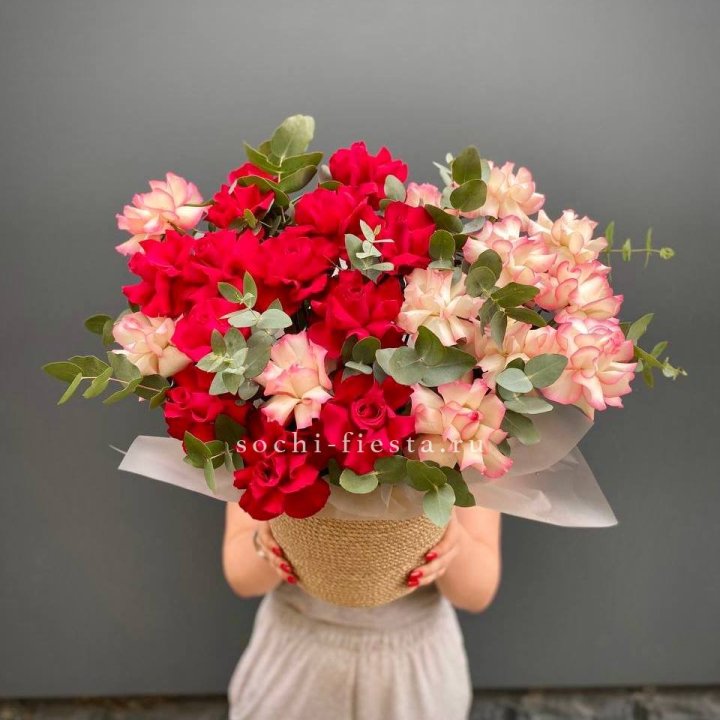 25 Французских роз в джутовом кашпо  в Вологде