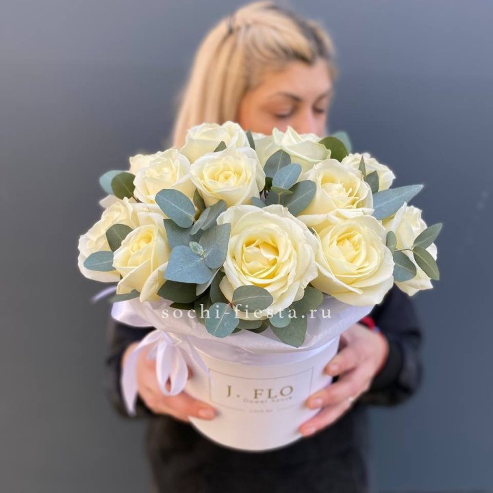 15 белых роз в боксе в Вологде