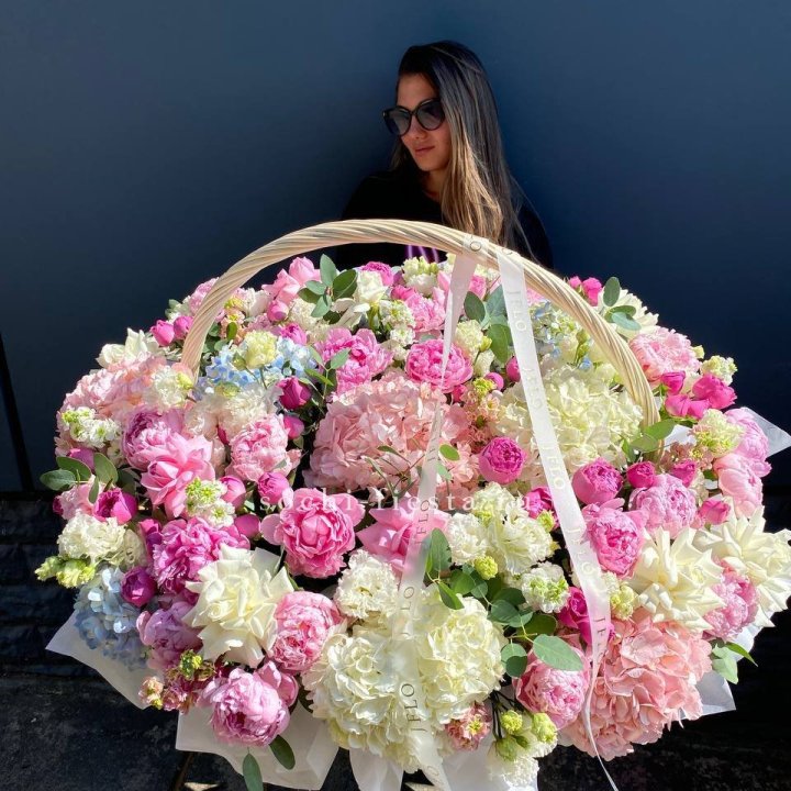 Цветочная корзина из пионов и пионовидных роз "Перфекте" в Вологде