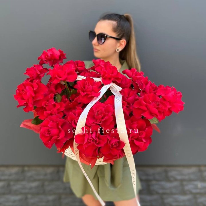 Красные французские розы в корзине в Вологде