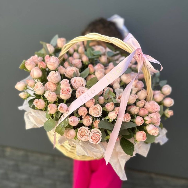 Корзина кустовых пионовидных роз в Вологде