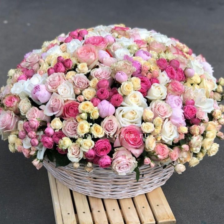 Цветочная корзина из пионов и пионовидных роз "Юниверсити" в Вологде
