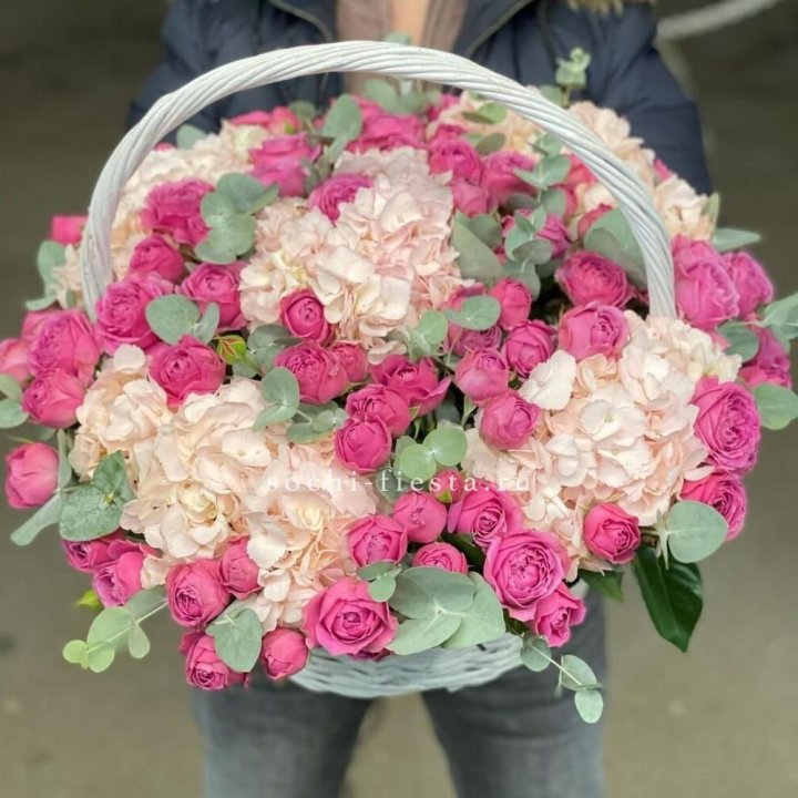 Корзина с гортензией и Мисти Баблс в Вологде