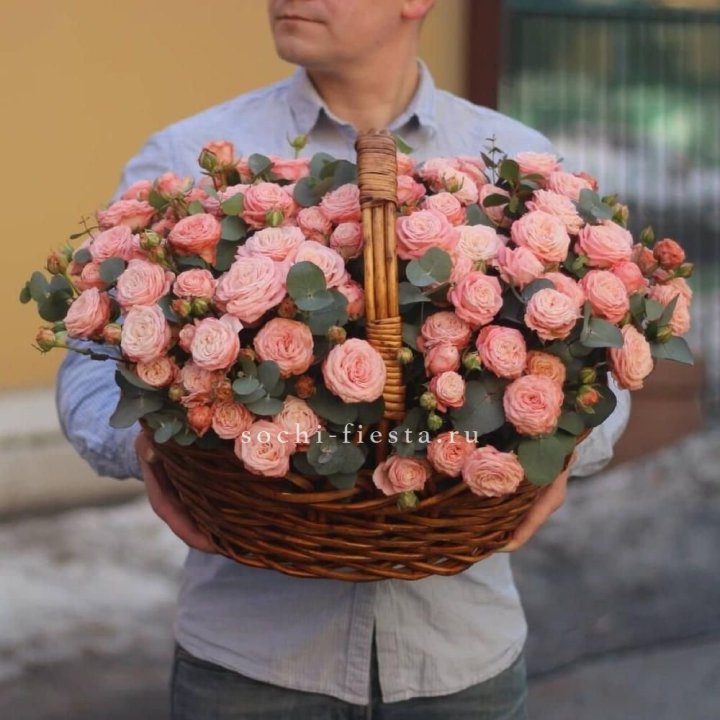 Корзина из 101 пионовидной розы в Вологде