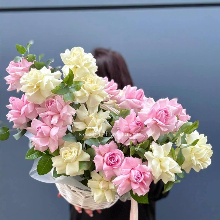 25 Французских роз в корзине в Вологде