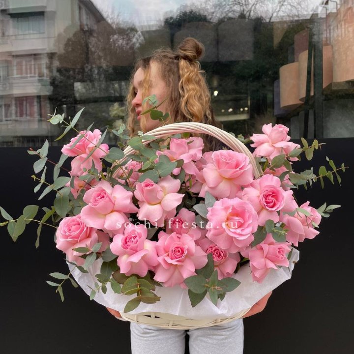 25 роз в цветочной корзине  в Вологде