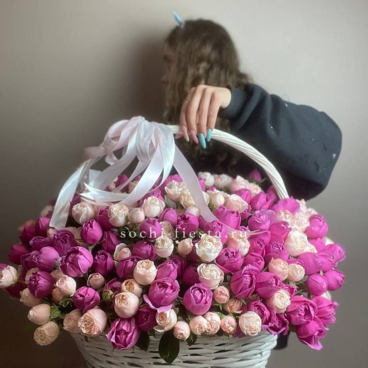 Премиум корзина пионовидных кустовых роз в Вологде