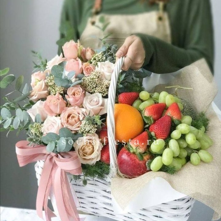 Фруктовая корзина c цветами в Вологде
