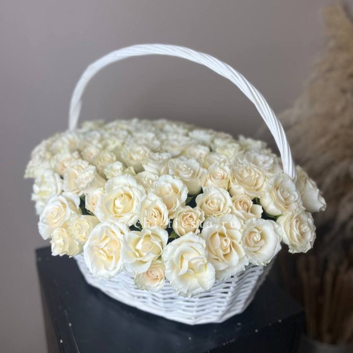 101 белая роза в корзине в Вологде