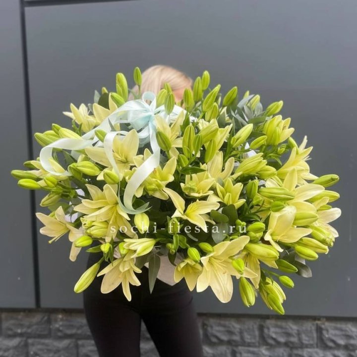 Лилии в корзине в Вологде