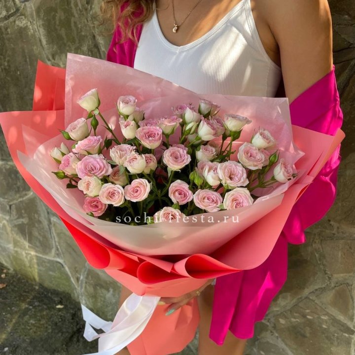 Розовые кустовые розы в Вологде