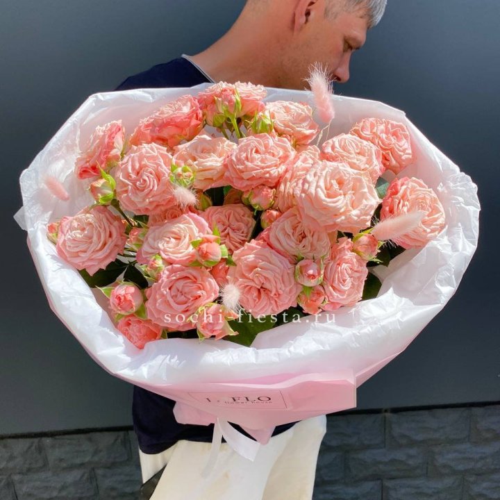 Пионовидные розы Мадам Бомбастик в Вологде