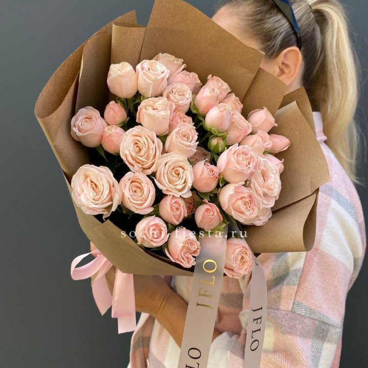 Кустовые розы Бомбастик в крафте в Вологде