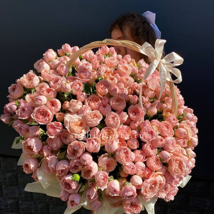 Корзина из пионовидных роз в Вологде