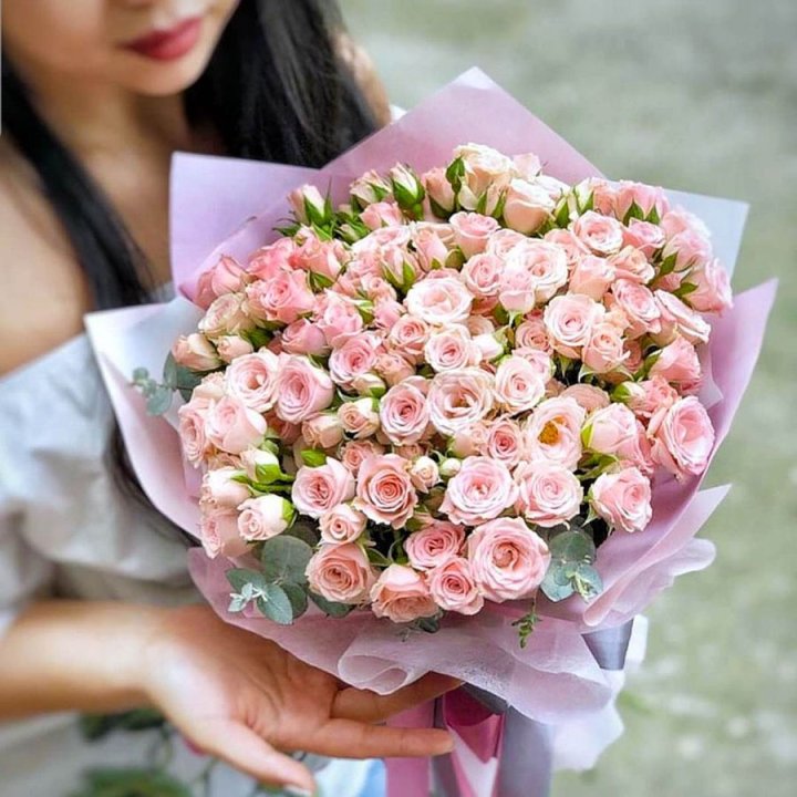 Кустовые розы с эвкалиптом в Вологде