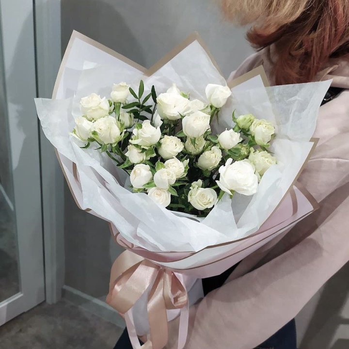 Белоснежные кустовые розы в Вологде