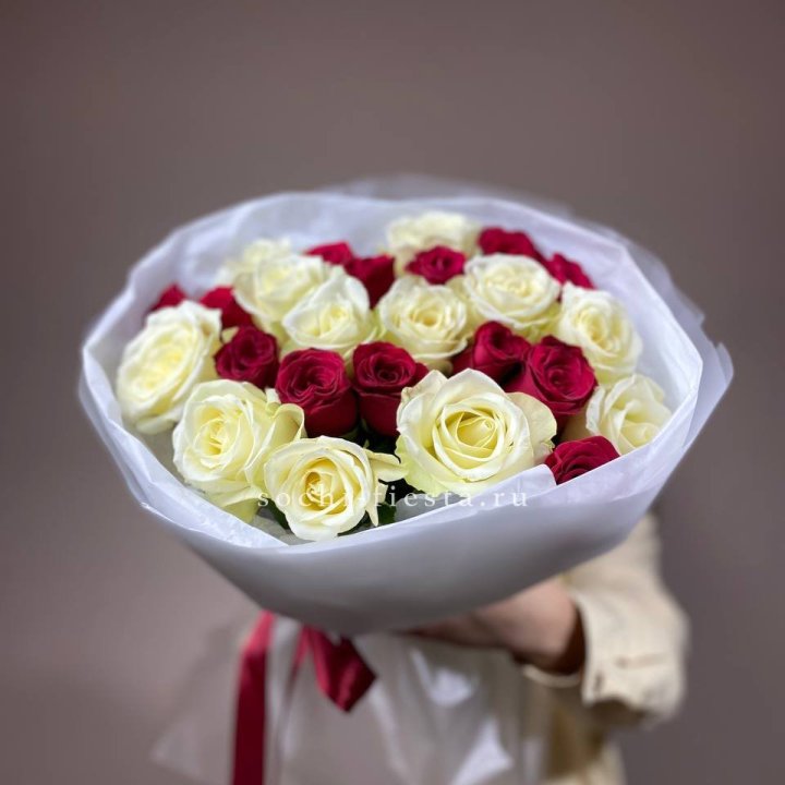 Букет их красных и белых 25 роз в Вологде