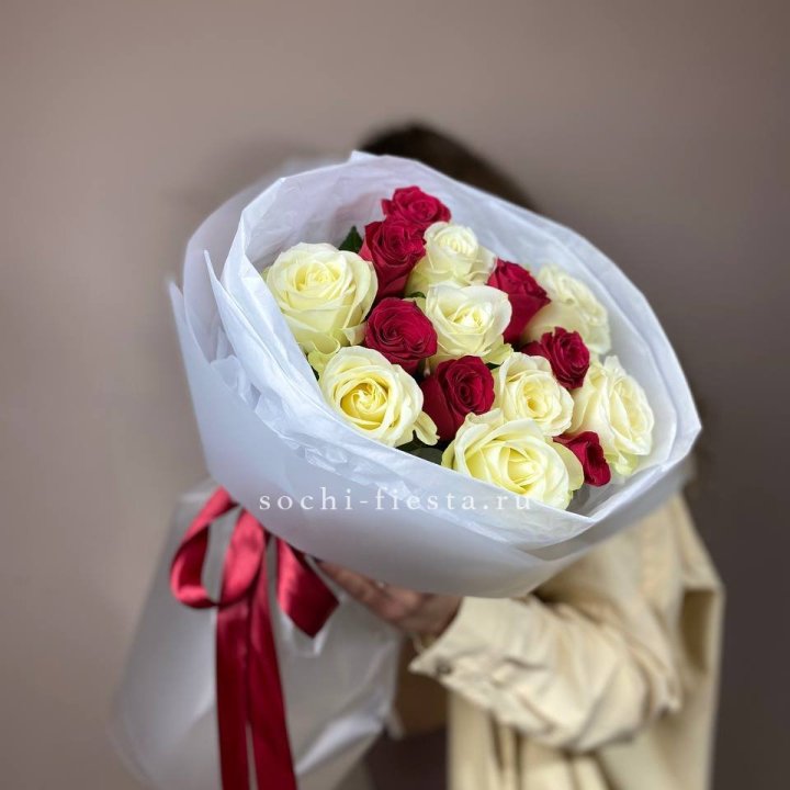 Букет из красных белых 15 роз в Вологде
