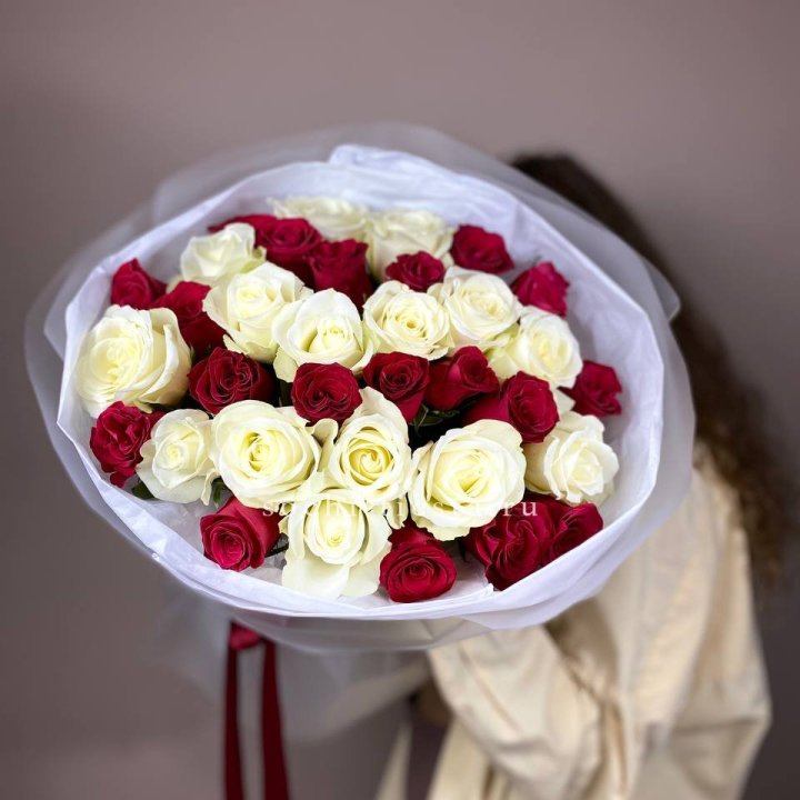 Букет из красных белых 35 роз в Вологде