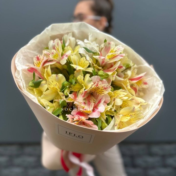 Альстромерии в нежном оформлении в Вологде