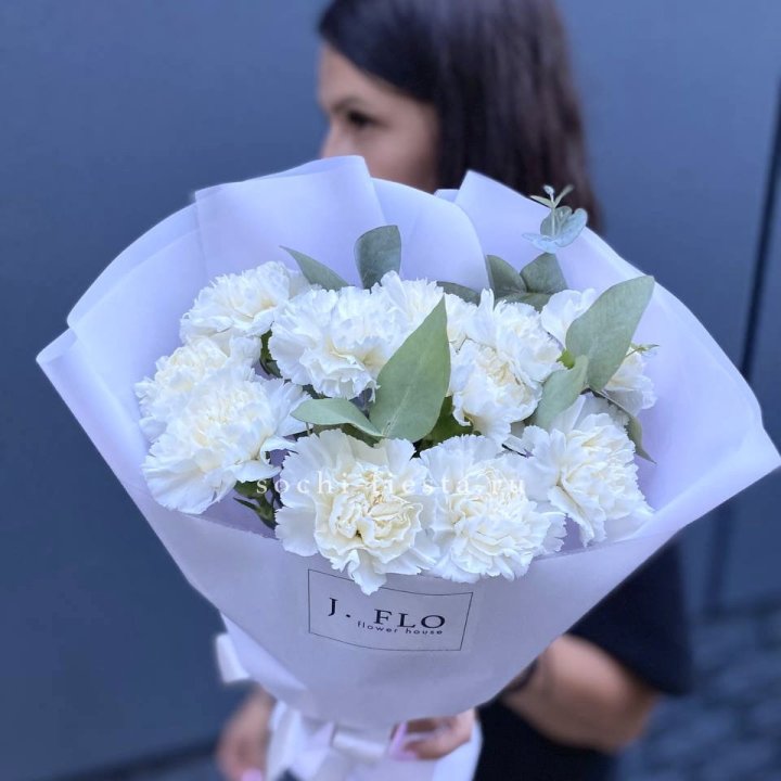 Букет белых диантусов с эвкалиптом в Вологде