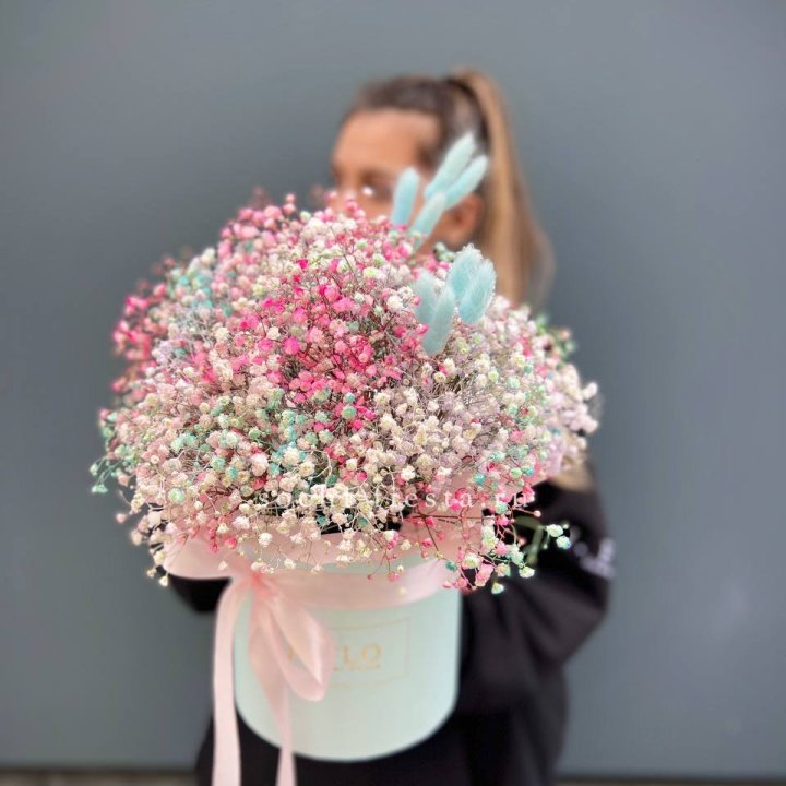 9 Радужных гипсофилы в шляпной коробке в Вологде