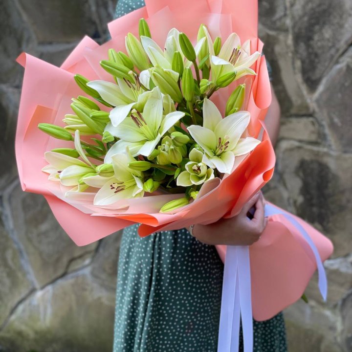Букет из 7 белых лилий в Вологде