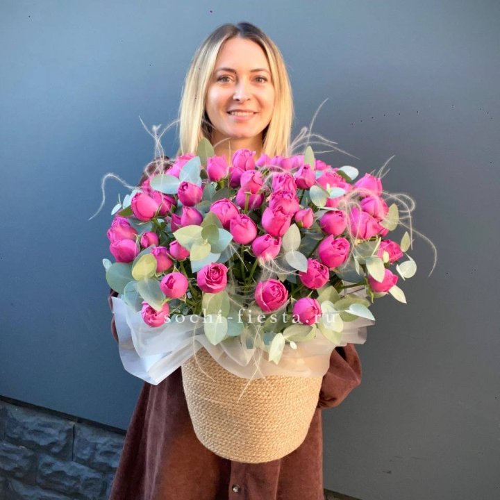 Пионовидные розы  в джутовом кашпо  в Вологде