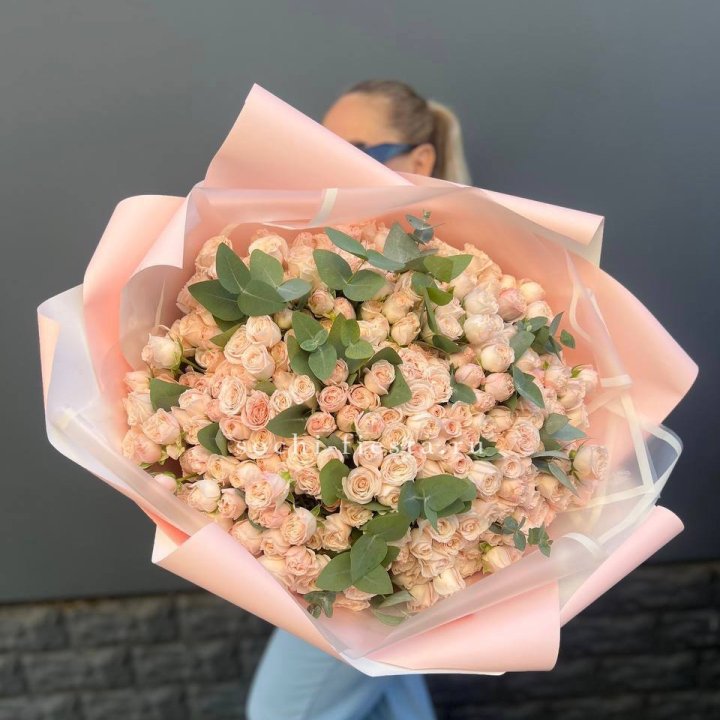 101 кустовая роза с эвкалиптом в Вологде