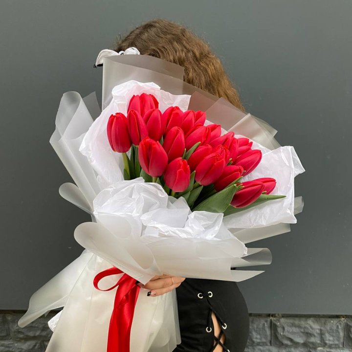  25 красных воздушных тюльпанов в Вологде